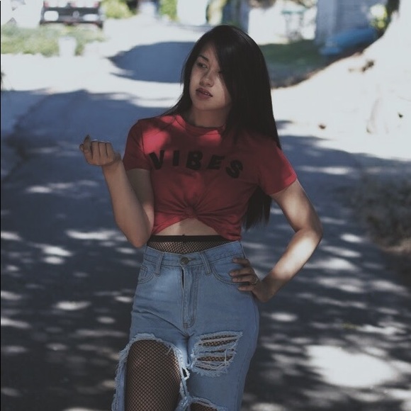 “Vibes” Croptop - Picture 3 of 3